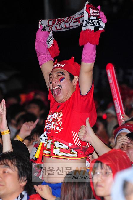 [NTN포토] 개성만점 ‘빨래 장갑 패션’