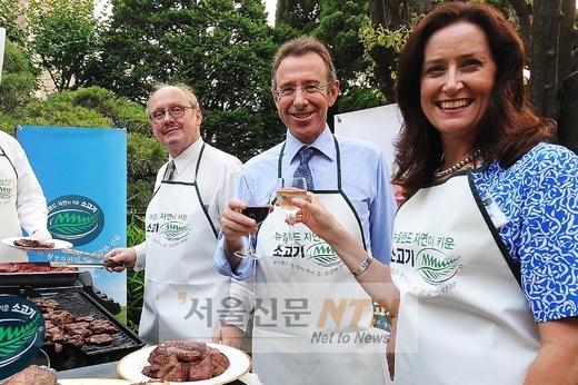 [NTN포토] 주한뉴질랜드대사 부부, “소고기 드세요”