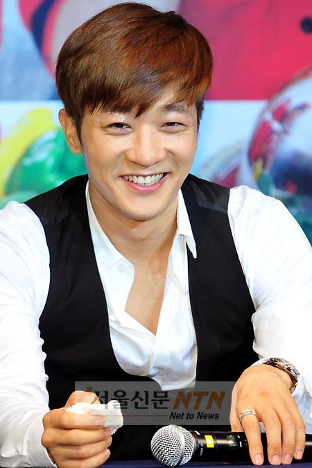 [NTN포토] 알렉스 ‘특유의 부드러운 미소로 女心 공략!’