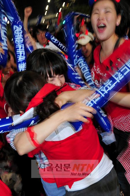 [NTN포토] 감격적인 동점골 ‘환호하는 시민들’