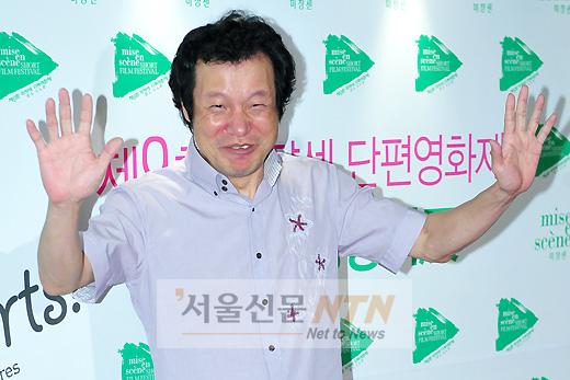 [NTN포토] 반갑게 손 흔드는 정인기