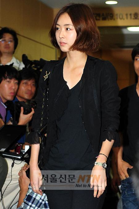 [NTN포토] 이연희, 빈소를 향한 무거운 발걸음