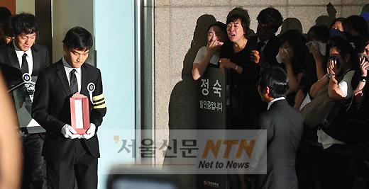 [NTN포토] 故 박용하 발인식, 슬픔 토해내는 팬들