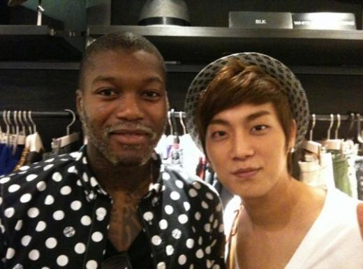 비스트 윤두준, 佛축구스타 지브릴 시세와 ‘인증샷’