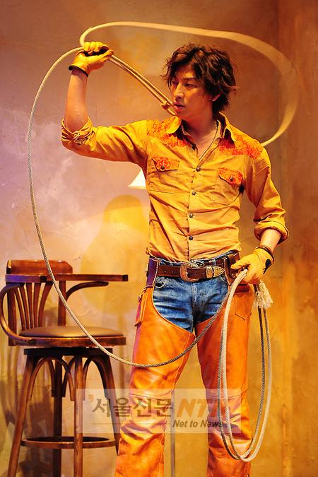 [NTN포토] ‘카우보이’ 박건형, ‘무엇이든 한 번에 확 잡아야돼’