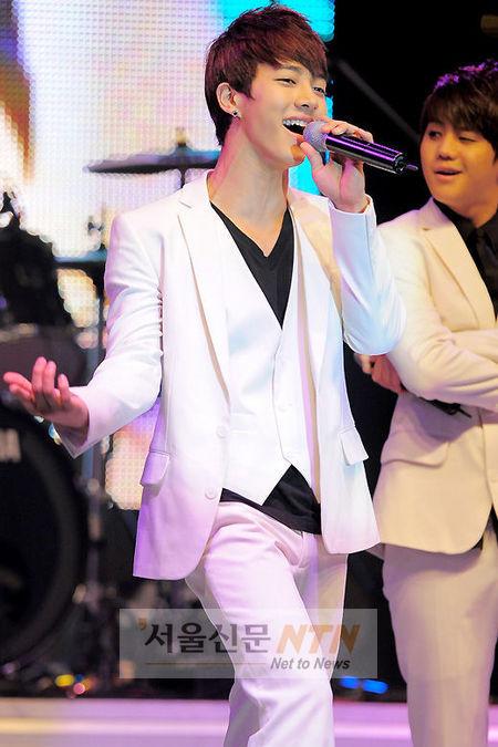 [NTN포토] 꽃미남 이기광 ‘싱글벙글’