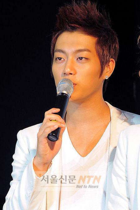 [NTN포토] 골든디스크상 수상 소감 말하는 윤두준