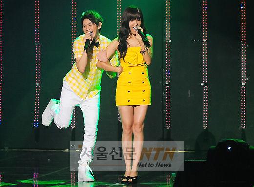 [NTN포토] 양요섭, ‘효민과 팔짱 끼고’