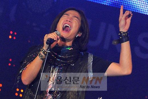 [NTN포토] 장근석 ‘터질듯한 가창력’