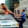 경찰차 뛰어올라 ‘나체시위’ 러시아 시민
