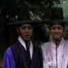 송중기 ‘런닝맨’ 핫팬츠 벌칙 인증샷 공개…늘씬 각선미 화제