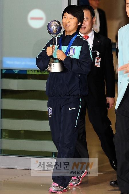 [NTN포토] 김아름 ‘우승 트로피 들고 금의환향’’