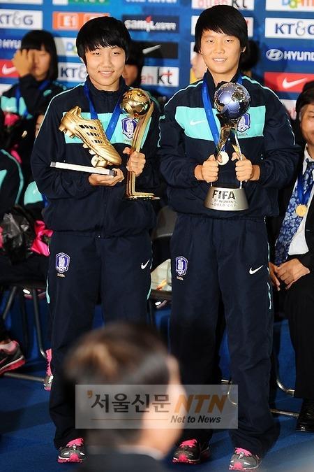 [NTN포토] 여민지·김아름 ‘골든슈-골든볼-우승컵이 모두 우리 품에’