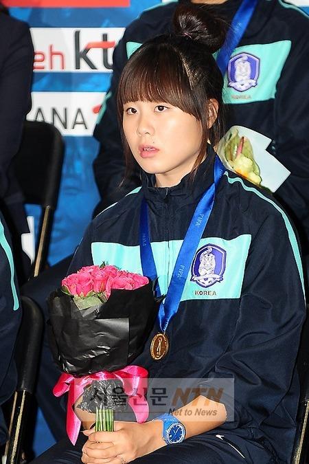 [NTN포토] ‘꽃을 든 대표팀 ‘얼짱’ 이유나’