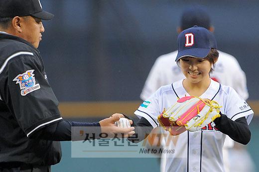 [NTN포토] 주심에게 야구공 전달받는 민