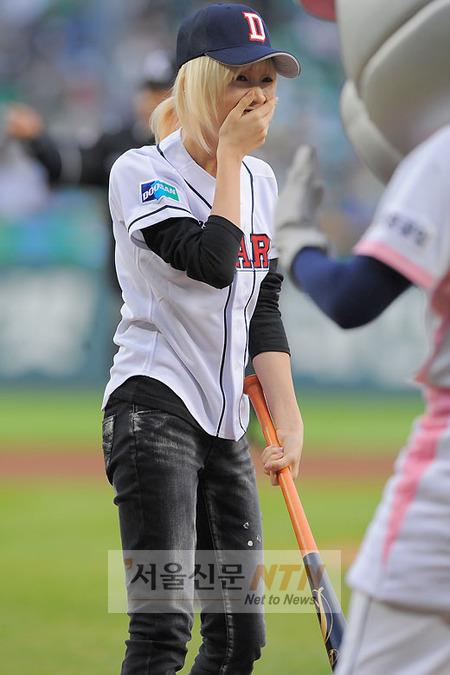 [NTN포토] 지아 ‘어머나, 제가 민이 던진 공을 쳤어요’