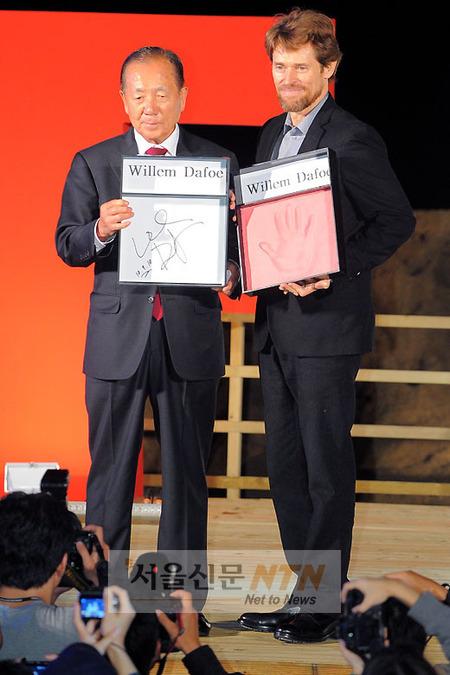 [NTN포토] 윌렘 데포 ‘김동호 집행위원장과 함께’