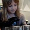 8살 英소녀, 현란한 기타 실력 화제