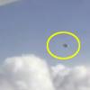 이륙하는 여객기, 바싹 따라붙는 UFO 포착