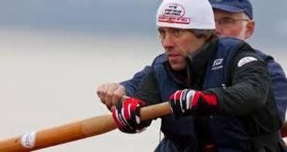 ‘존 비숍의 지옥의 한 주’에서 코미디언 존 비숍이 보트로 템즈강을 따라 횡단하는 중이다. 