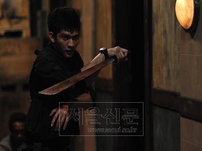 주연배우 ‘이코 우웨이스(라마 역)’의 영화 ‘레이드’의 속 한 장면.