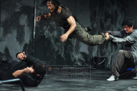 영화 ‘레이드’의 한 장면.