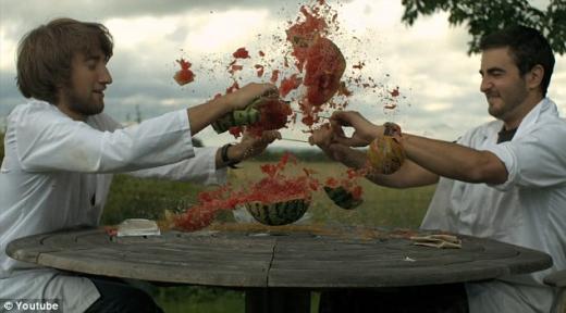 고무줄로 수박 쪼개기