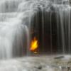뉴욕에는 ‘불 뿜는 폭포’가 있다