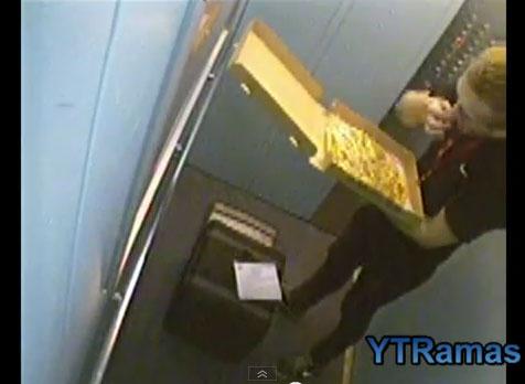 손님 피자 몰래 먹은 배달부, CCTV에 딱 걸려