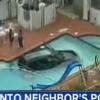 자동차가 울타리 너머 돌진, 이웃집 수영장에 풍덩