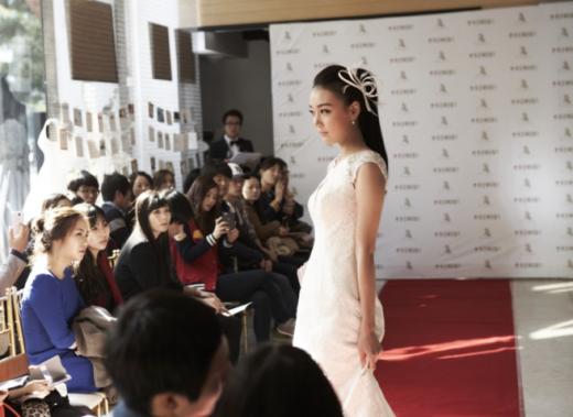 예비부부들이 국내 최초로 2014년 S/S시즌 해외 명품 웨딩드레스를 관람하고 있다.