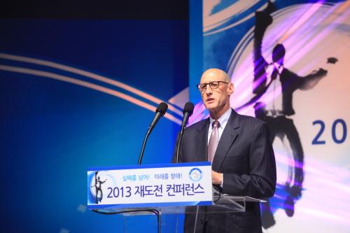 로날드 수스만 TAM 의장이 ‘공인회생전문가 서비스에 초점을 맞춘 기업회생의 긍정적 효과’를 주제로 해당 사례를 발표하고 있다.  