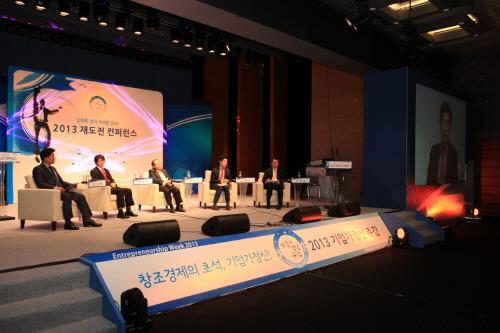 ‘재도전 친화적 생태계 구축방안’이라는 주제로 패널 토론이 열렸다. 왼쪽부터 스탠다드펌㈜ 김상백 대표, 한국벤처투자㈜ 정유신 대표, 좌장 중소기업연구원 김동선 원장, 중소기업청 노용석 재도전성장과장, 동국대학교 이영달 교수 