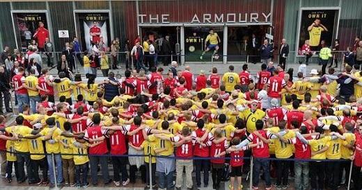 외질의 유니폼을 단체로 입고 있는 아스날 팬들(출처 아스날 홈페이지)