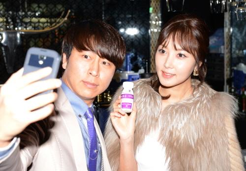 19일 저녁, 옥타곤걸 이수정이 상수동의 술집을 방문해 숙취해소제를 나눠주고 있다. 이번 이벤트는 필름 끊김 현상을 방지하는 ‘정신무장 비포원’ 캠페인의 일환으로 진행됐다.