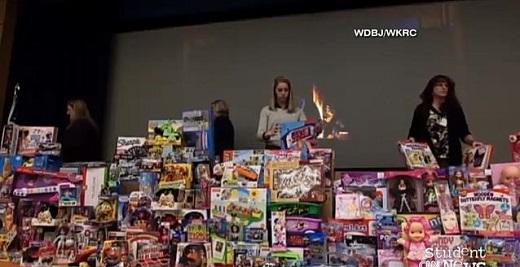 사바나 데이의 소식을 듣고 각지에서 보내온 장난감(출처 CNN 방송화면 캡처)