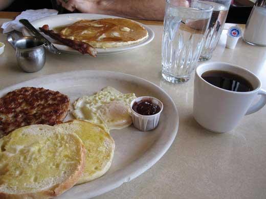레스토랑에서 먹는 아침 식사