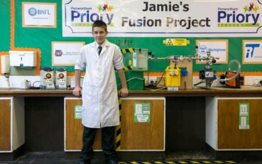 직접 제작한 ‘핵융합로’ 앞에서 포즈를 취한 제이미 에드워즈(13)