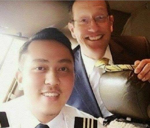 실종 여객기 부기장과 CNN 앵커 퀘스트가 함께 찍었다는 사진