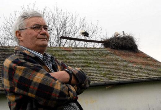 암컷 황새를 보호 중인 스체판 보킥.