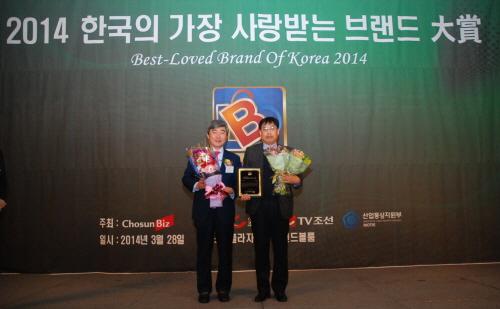 왼쪽부터 유창조 심사위원장, 디엔컴퍼니 윤재춘 대표