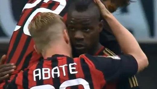 선제골 득점 후 동료들의 축하를 받고 있는 발로텔리(현지 방송화면 캡쳐)