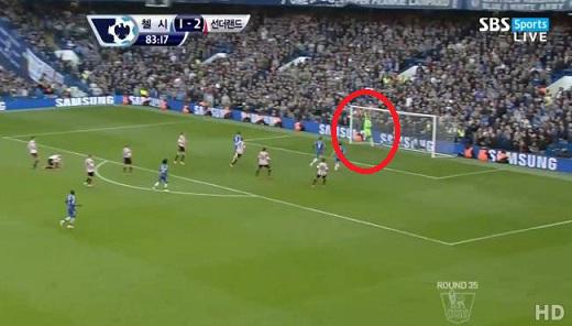 몸을 날려 슈팅을 막아내는 마노네. 이날 마노네는 14개의 선방을 기록하며 2003/04 시즌 이후 1경기 최다 세이브 기록을 수립했다.(SBS 스포츠 중계화면 캡쳐)