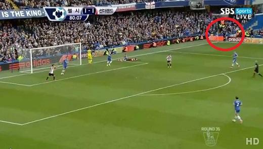 알티도어가 넘어진 상황에서 부심이 깃발을 흔들고 있다(SBS 스포츠 캡쳐)