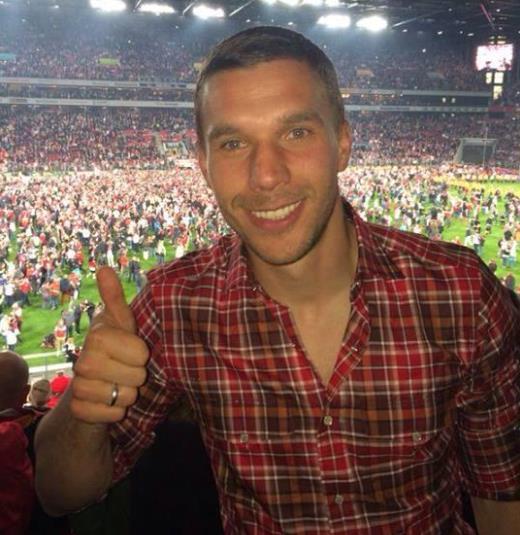 쾰른의 승격을 축하하는 팬들과, 친정팀의 승격을 지켜보며 기념사진을 찍은 포돌스키(출처 트위터)