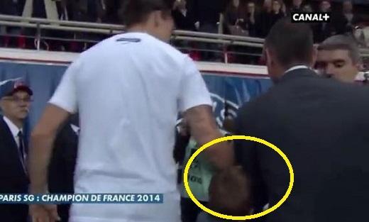 즐라탄 아들과 부딪히는 프랑스 기자의 모습(프랑스 방송 카날+ 캡쳐)