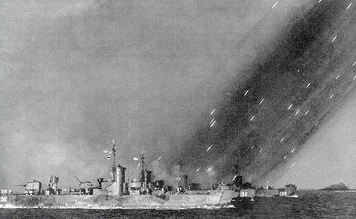 인천상륙작전에서 상륙해안을 향해 로켓 공격을 퍼붓고 있는 UN군 LSM 상륙함. 이 작전에서 UN군은 항공모함과 전함, 순양함은 물론 상륙함을 개조한 화력지원함을 동원해 월미도와 인천 해안을 초토화시킨 뒤 상륙했다.