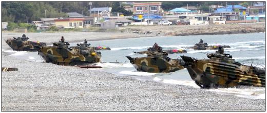 해안에 상륙하고 있는 해병대 KAAV-7A1 상륙돌격장갑차. 2차원적인 전통적 개념의 상륙작전 형태는