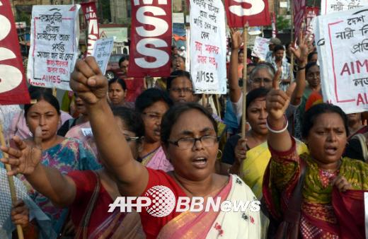 7일 인도 콜카타에서 여성 인권운동가들이 최근 발생한 두 소녀 성폭행 살인 사건에 대해 항의하는 시위를 벌이고 있다.