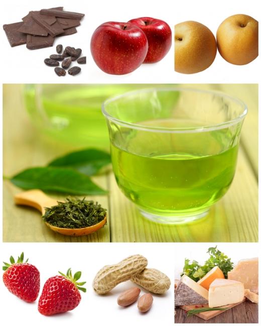 (시계방향으로) 다크 초콜릿, 사과, 배, 녹차, 치즈, 견과류, 딸기